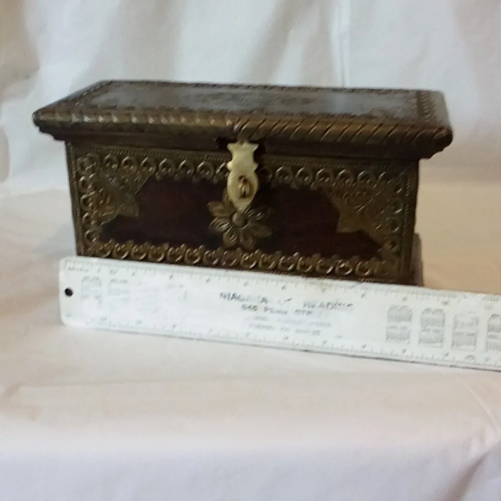 jewelry or trinket Box of ornate brass & hardwood from Cambodia - Picture 9 of 9